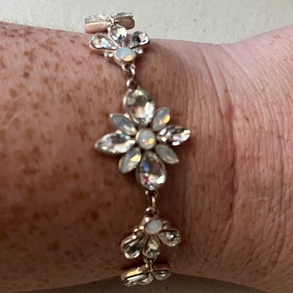 Elegant Floral Crystal Bracelet - Picture 3 of 5